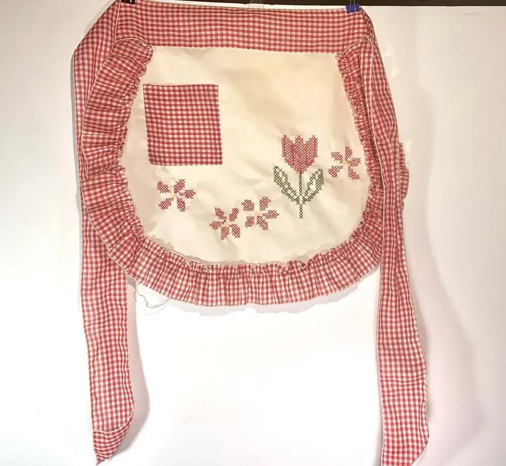 Embroidered Vintage Cottagecore Apron Red White Gingham
